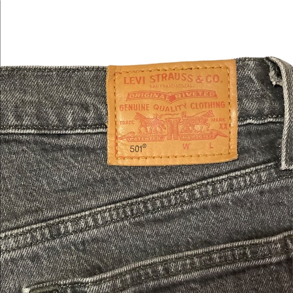 Levi’s 501 Cropped Studded 5 Pocket Button Fly Jeans Size 26x26 - Picture 3 of 13